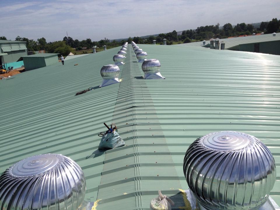 Sử dụng quả cầu thông gió giúp giảm nhiệt, lưu thông không khí cho nhà mái tôn