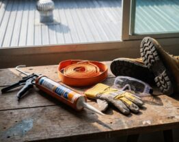 Chuẩn bị dụng cụ thi công và đồ bảo hộ