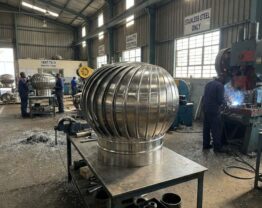 Công đoạn cắt phôi và dập tạo hình các lá quạt