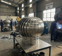 Công đoạn cắt phôi và dập tạo hình các lá quạt