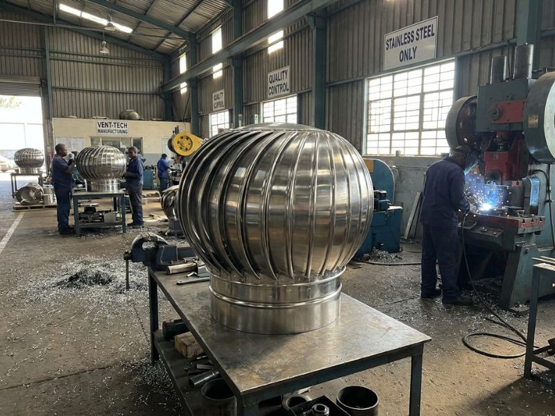 Công đoạn cắt phôi và dập tạo hình các lá quạt