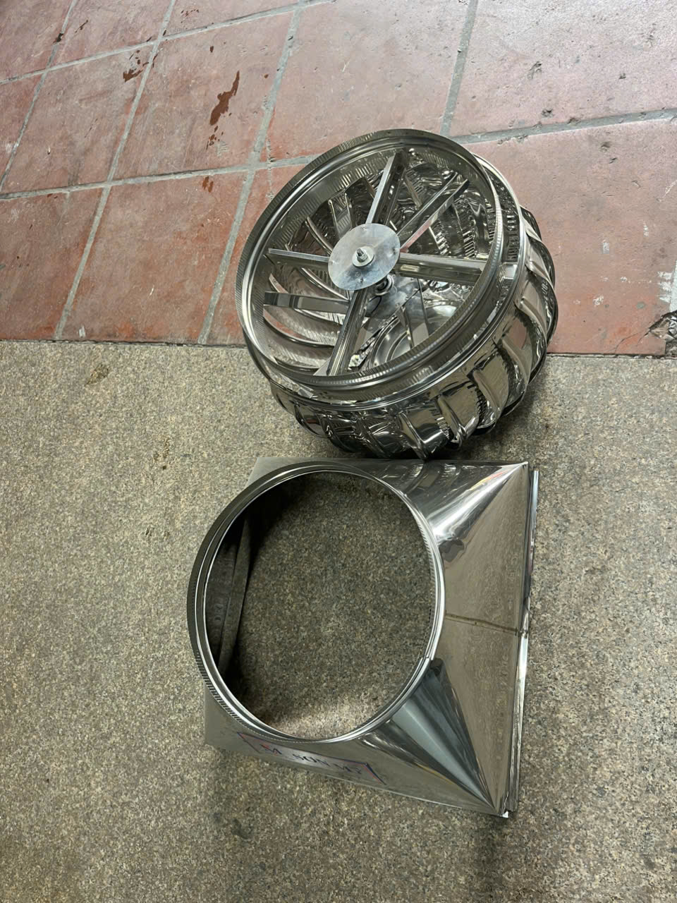 Trọng lượng siêu nhẹ của quả cầu thông gió inox D360